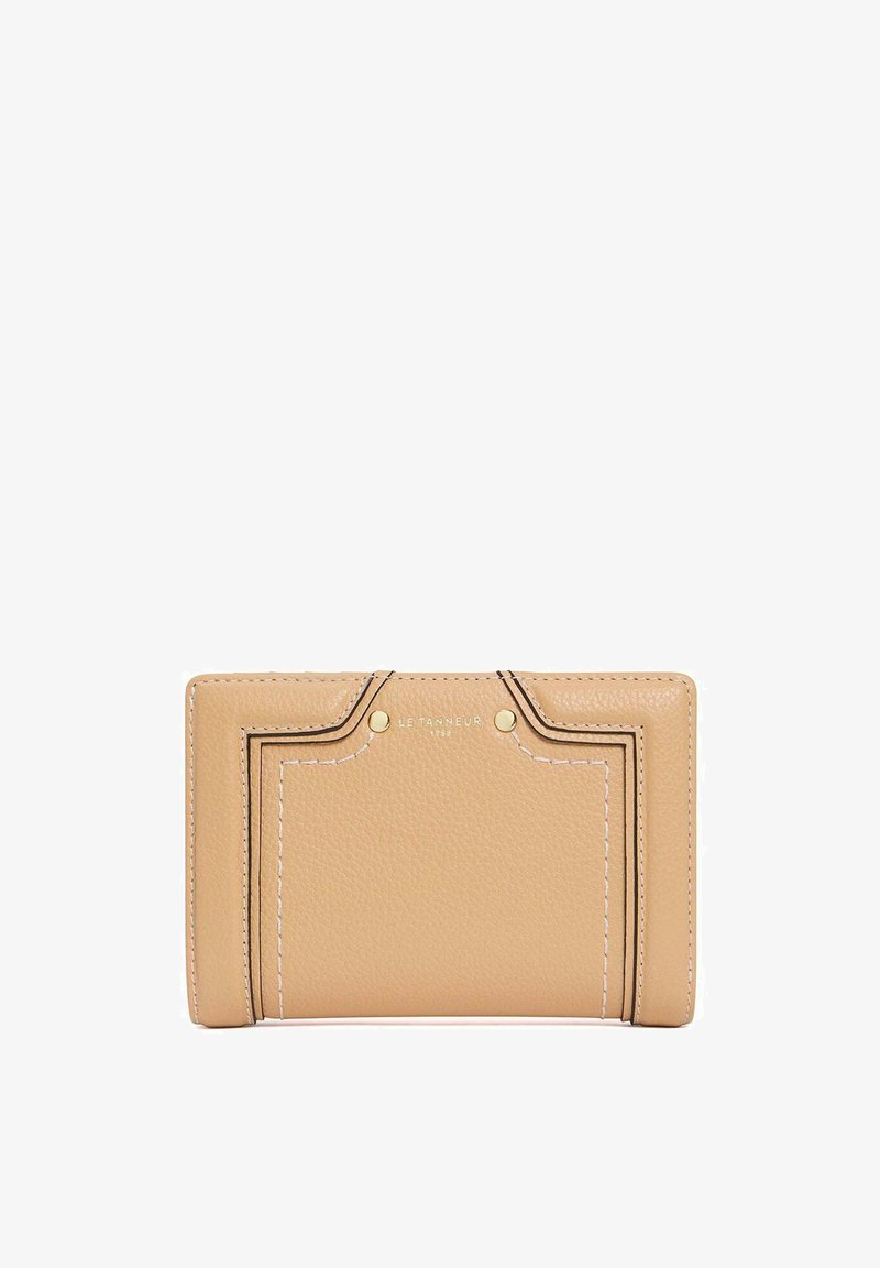 Billetera de cuero beige con acabado texturizado, que presenta costuras en contraste, acentos dorados y un detalle del logo en la parte superior central.