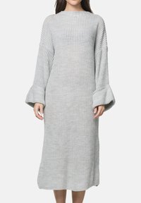 Strikket sweaterkjole i lys grå, med løs pasform, ribbet tekstur og klokkeformede ærmer. Midt på læggen længde med rund halsudskæring.