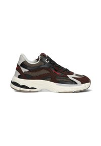 Zapatilla que presenta una mezcla de ante marrón, malla negra y acentos grises. Punta redondeada, cordones negros y una mediasuela blanca texturizada.