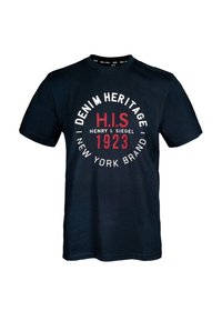Tummansininen puuvillapaita, jossa on pyöreä graafinen kuvaus, jossa lukee "DENIM HERITAGE", "H.I.S" ja "1923" punaisella ja valkoisella tekstillä. Lyhyet hihat, pyöreä kaula-aukko.
