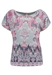 Kortärmad blus i lätt tyg med en grå bakgrund och intrikata paisleymönster i rosa, lila och marinblå accenter.