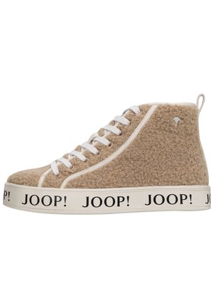Beiger High-Top-Sneaker mit strukturierter Stoffoberfläche, weißen Schnürsenkeln und einer Sohle, die am Rand mit "JOOP!" in schwarzen Buchstaben gebrandet ist.