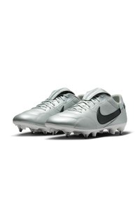 Chaussures de football Nike, tige synthétique argentée, logo noir en accent, languette rembourrée, panneaux texturés, crampons coniques pour traction.