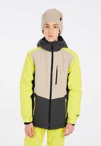 Jongensjack met een kleurblokontwerp in limoen groen, beige en zwart, met een ritssluiting aan de voorkant, verstelbare capuchon en meerdere ritszakken.