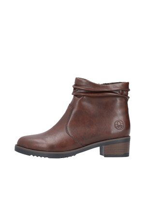 Bottines en cuir marron avec un haut bouffant, bout arrondi, petit talon empilé et semelle en caoutchouc texturé arborant un logo sur le côté.