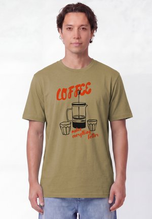 watapparel, COFFEE MAKES EVERYTHING BETTER UNISEX - T-Shirt print - faded olive