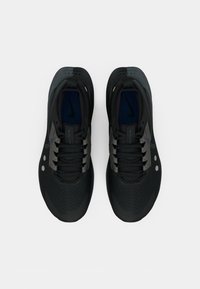 Czarne buty sportowe z siateczkową cholewką, teksturowanymi akcentami, szaro-skalowanym sznurowaniem i niebieską wkładką. Posiadają perforowane detale i zaokrąglony nosek.