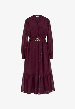 Bordo krūšu garuma kleita ar garām piedurknēm, teksturēts audums un savilkta, kārtaina apakšmala. Iespējams, josta ar zelta dekoratīvu sprādzi.