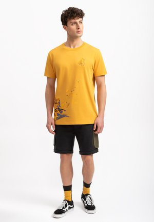 ONDRO - Print T-shirt - sulphur