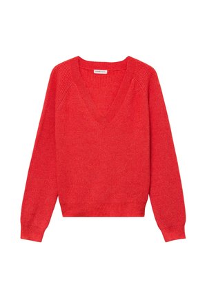 Rød strikket langærmet trøje med V-hals og ribbet manchetter samt kant, lagt fladt på en hvid baggrund.