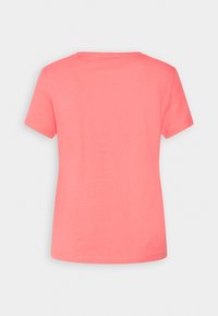 Krótki rękaw T-shirt w jasnym koralowym kolorze, wykonany z miękkiej bawełny, z klasycznym okrągłym dekoltem i gładką, jednolitą fakturą bez wzorów.