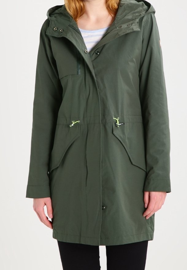 Grön vattentät jacka med huva, framfickor, justerbara dragsnören och slät yta med kontrasterande neoner.