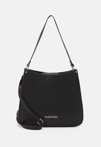 Svart läderhandväska med böjd design, justerbar axelrem och guld "Valentino"-logotyp längst ner. Slät yta.