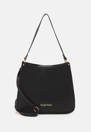 Bolso de cuero negro con un diseño curvado, correa de hombro ajustable y logo dorado de "Valentino" en la parte inferior. Textura suave.