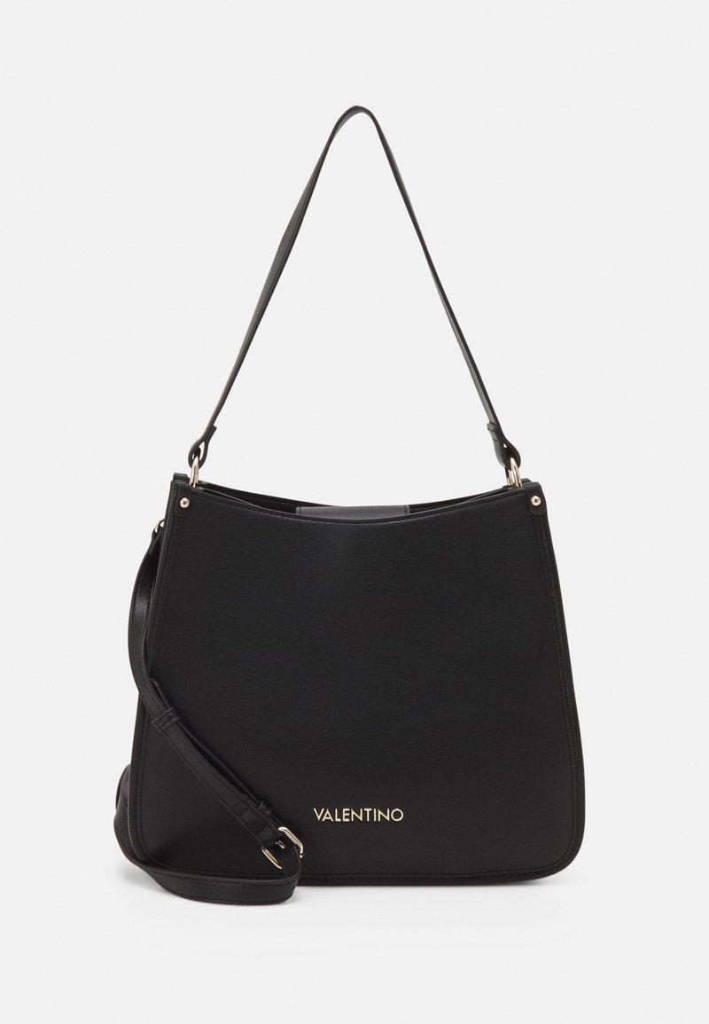 Svart läderhandväska med böjd design, justerbar axelrem och guld "Valentino"-logotyp längst ner. Slät yta.