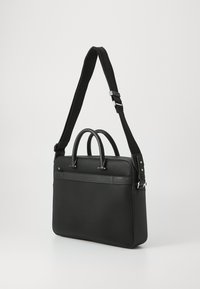 Borsa per laptop nera con texture, dotata di due manici e una tracolla removibile, presenta un frontale liscio e una forma rettangolare slanciata.