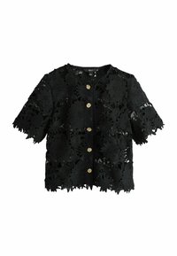 Sort blomstret blonderbluse med korte ærmer, rund halsudskæring og guldknapper ned langs midten. Detaljerede blomsterlignende mønstre over hele blusen.