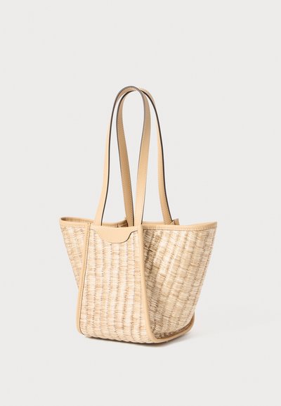 Borsa a tracolla in paglia intrecciata con rifiniture e manici in pelle beige; design aperto; presenta una forma rettangolare e dettagli testurizzati.