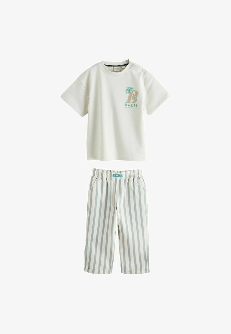 Chemise blanche à manches courtes pour enfants avec motif de palmier et pantalon à taille élastique rayé en blanc et gris clair.