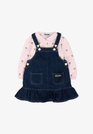 Sukienka dżinsowa z falbaną na dole, z dwoma przednimi kieszeniami, zapinanymi na guziki ramiączkami oraz różową koszulą w paski z nadrukiem misia pod spodem.