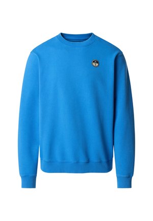 Sudadera azul de manga larga con cuello redondo, puños y dobladillo acanalados, con un pequeño parche redondo de brújula en la parte superior izquierda del pecho.