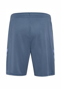 Niebieskie sportowe krótkie spodenki z elastycznym pasem i bocznymi paskami, pokazane od tyłu na białym tle.