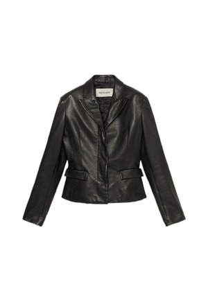 Schwarze Lederjacke mit tailliertem Design, Reverskragen und zwei Fronttaschen. Glatte Textur und sichtbare Nähte.