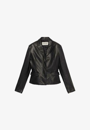 Sort læderjakke med en tætsiddende design, notched revers og to forlommer. Glat tekstur og synlige syninger.