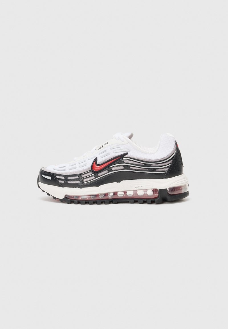 Baskets Nike Air Max blanches, noires et rouges avec semelle à coussin d'air visible et logo Swoosh rouge sur le côté, vues de l'extérieur.