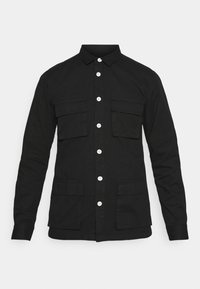 Zwart katoenen overhemd met een button-down kraag. Heeft twee borstzakken en twee lagere zakken, met witte knopen en een gladde textuur.