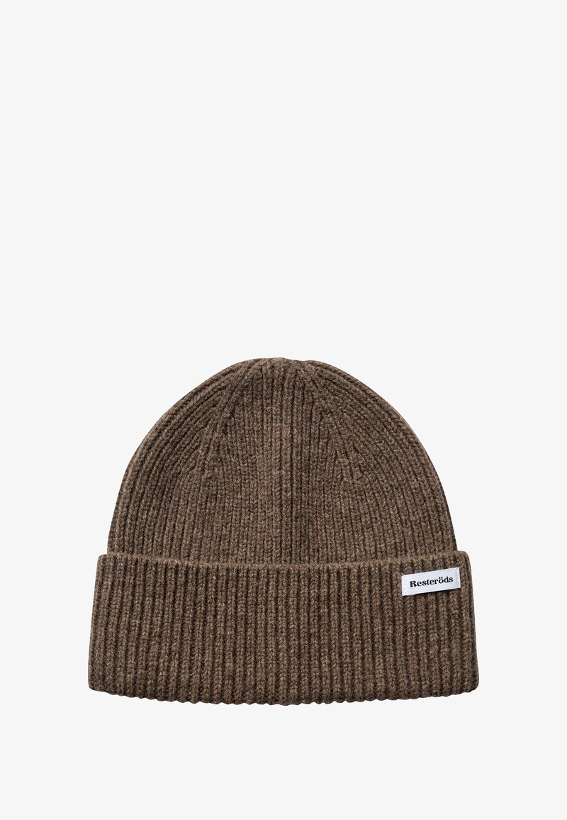Brown knitted beanie with a folded ribbed cuff. Made of textured fabric, features a small white label with "Resteröds" on the side.