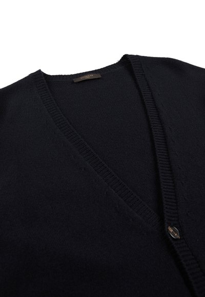 Cardigan marine avec un col en V, fabriqué dans un matériau doux, avec des finitions côtelées et une fermeture par un seul bouton. Design simple et élégant.