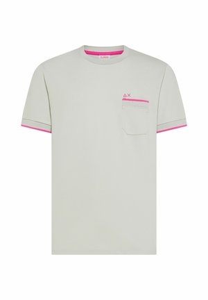 T-shirt grigio chiaro a maniche corte con scollo rotondo, tasca sul petto con bordo rosa e piccolo logo geometrico rosa sopra la tasca.