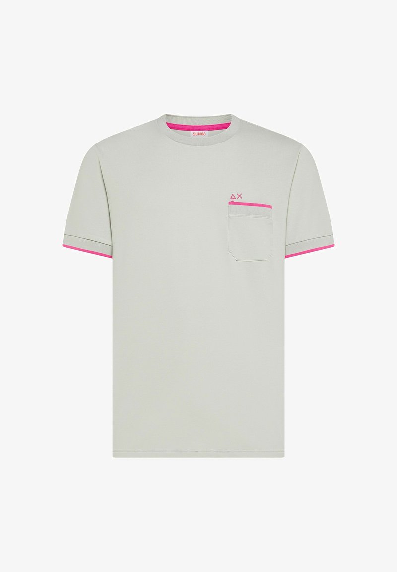 Camiseta de manga corta de color gris claro con cuello redondo, bolsillo en el pecho con ribete rosa y pequeño logo geométrico rosa encima del bolsillo.