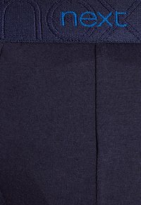 Navyblaue Baumwollmischung Boxershorts mit einem strukturierten Bund, der das „next“-Logo in Aqua-Blau trägt, glattem Körper und sauberem Finish.