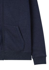 Felpa con zip color navy realizzata in tessuto misto cotone, dotata di tasca frontale, polsini e orlo a coste con texture liscia.