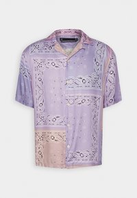 Košile s krátkým rukávem v světle fialové a růžové barvě, s propracovanými krajkovými vzory, knoflíky vpředu a designem s rozparkem. 