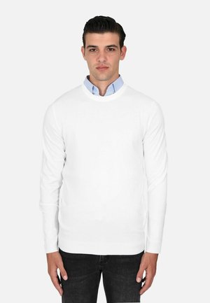 Maglione bianco a maglia con maniche lunghe e orlo a coste. Indossato sopra una camicia colletto azzurra, presenta un design classico a girocollo.