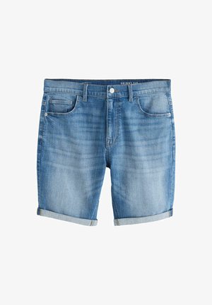 Kék farmer anyagú, szűk fazonú rövidnadrág, felhajtott szegéllyel, elöl gombos és cipzáras záródással, valamint elülső zsebekkel, fehér háttéren.