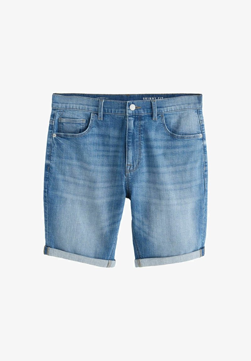 Zilas džinsa šauras šorti ar atlocītām aprocēm, priekšējo pogu un rāvējslēdzēju, kā arī priekšējām kabatām uz baltas fona.