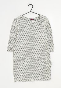 Šaty s krátkým rukávem, které mají černo-bílý rybí vzor, vyrobené z texturované tkaniny, s kulatým výstřihem a rovnými liniemi.