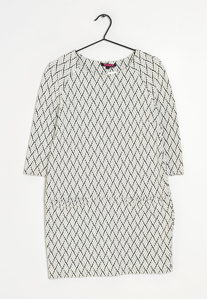 Šaty s krátkým rukávem, které mají černo-bílý rybí vzor, vyrobené z texturované tkaniny, s kulatým výstřihem a rovnými liniemi.