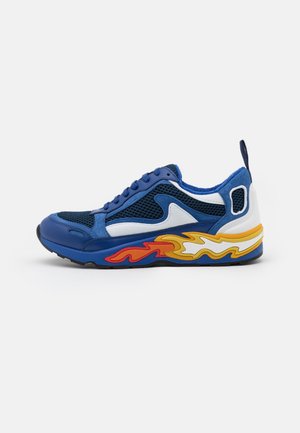 Sneaker blu e bianco con dettagli in mesh e suede, chiusura frontale con lacci e motivo a fiamma multicolore sulla suola su sfondo semplice.