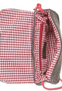 Harmaa kangaspussukka, jossa on punavalkoinen ruutukangas vuoritus. Varustettu vetoketjulla ja punaisella nyöriä. Sileä pinta ja yksinkertainen muotoilu.