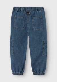 Pantalons cargo en denim avec une taille élastique, de couleur bleu foncé, dotés de deux poches à l'arrière et de deux poches sur les côtés. Poignets froncés aux chevilles.