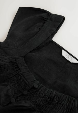 Schwarzes Leinenoberteil mit geraffter Textur entlang des Halsausschnitts, verziert mit Knöpfen und einem gefalteten Kragen. Der Stoff ist glatt und leicht.