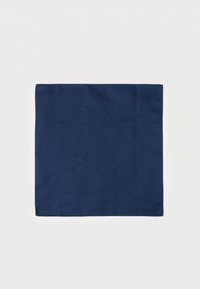 Marineblaues quadratisches Einstecktuch aus glattem Stoff, mit feiner Textur und sauber verarbeiteten Kanten.