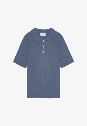 Blauwe gebreide polo met korte mouwen, een kraag en een drieknoopsluiting, en een struktuurpatroon over de hele stof.