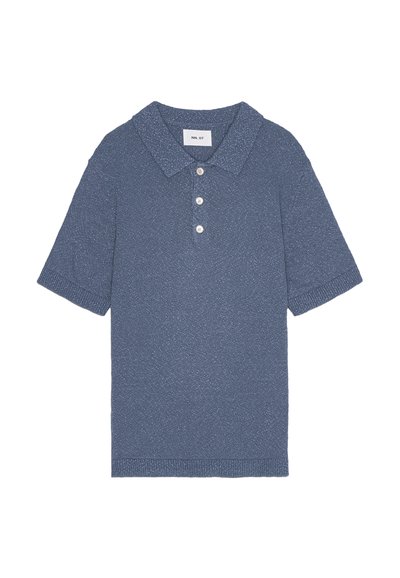 Polo shirt blu in maglia a maniche corte con colletto, patta con tre bottoni e un motivo testurizzato su tutta la superficie.