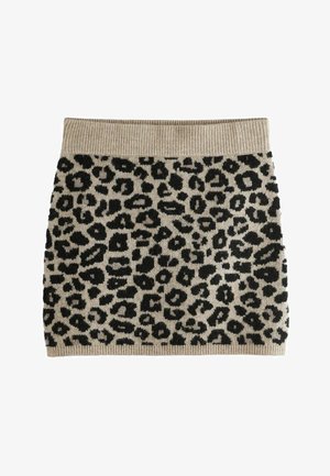 Knit leopard print skirt in beige with black spots, featuring a ribbed waistband. Soft texture with a fitted shape, suitable for casual wear.